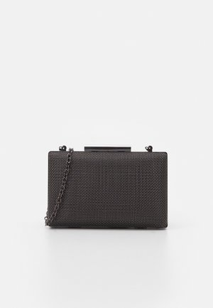 Lille rektangulær sort clutch taske med et struktureret gittermønster og en sort kæderem på en hvid baggrund.