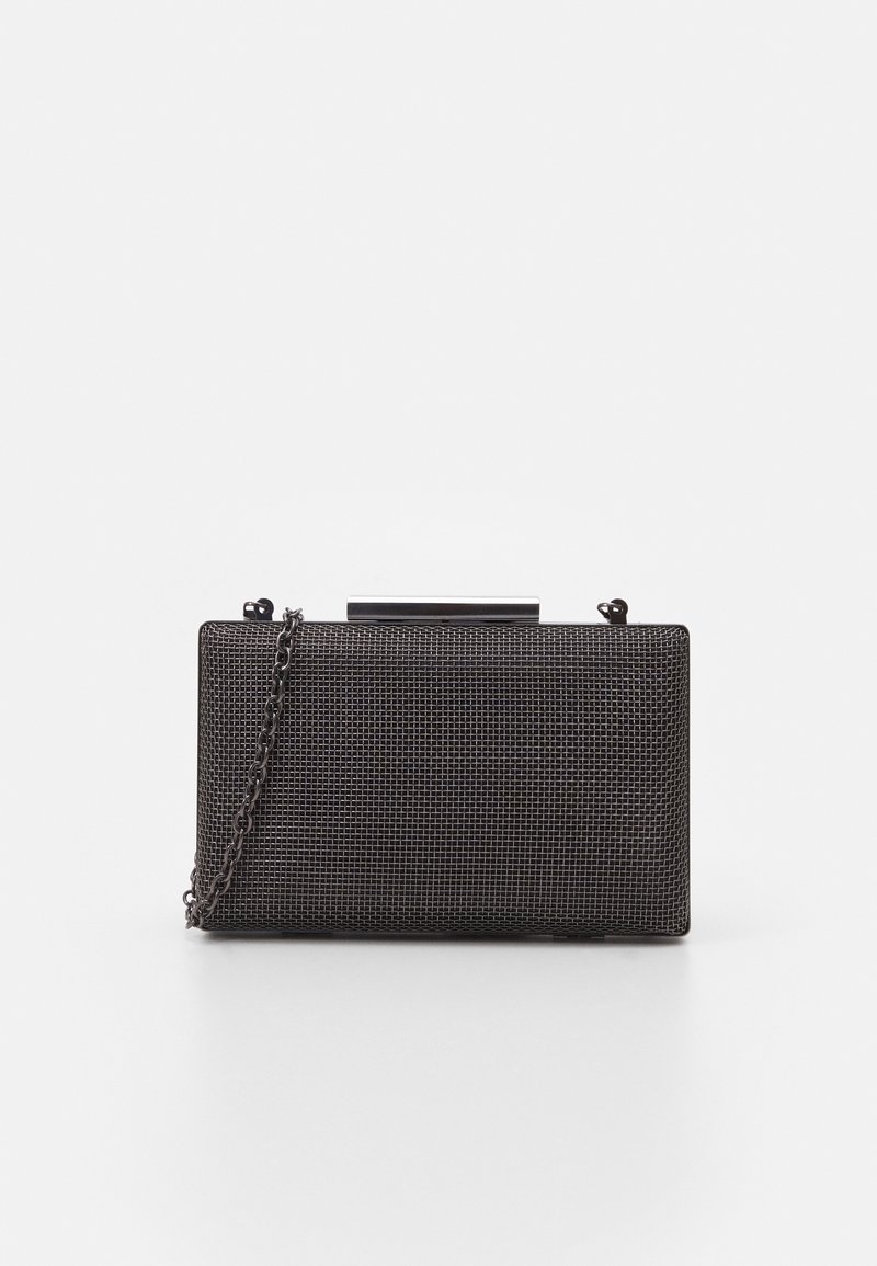 Petit sac clutch rectangulaire noir avec un motif à grille texturé et une lanière chaîne noire sur fond blanc.