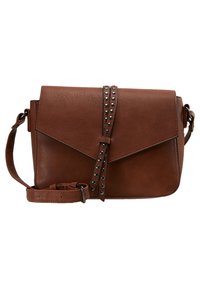 Brązowa skórzana torba na ramię z klapą, ozdobiona ćwiekami na pasku i regulowanym paskiem. Prostokątny kształt o teksturowanej powierzchni.