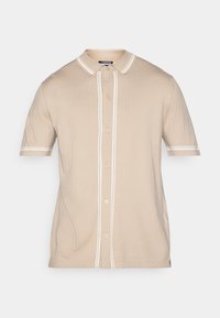 Šviesiai rudas trumpomis rankovėmis polo marškinėliai iš tekstūruotos medžiagos, su balta dryžuota apykakle ir mygtukų uždarymu priekyje.