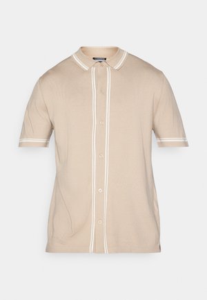 Polo shirt beige a maniche corte in tessuto testurizzato, con colletto a strisce bianche e chiusura con bottoni frontale.