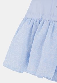 Abito azzurro chiaro con corpino aderente e gonna raccolta e testurizzata, decorata con un delicato motivo floreale. Tessuto morbido e leggero lucido.