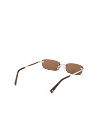 Occhiali da sole ovali marroni con montatura in metallo dorato leggero, bracci in tartaruga testurizzati e naselli trasparenti. Accento di stella distintivo sulle tempie.
