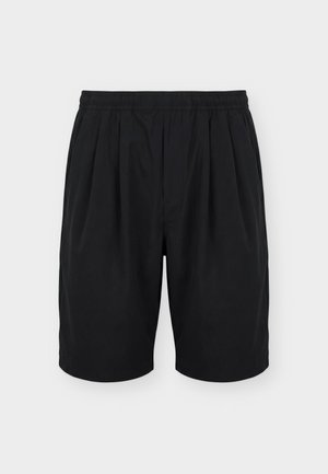 Pantalones cortos negros hasta la rodilla con cintura elástica y pliegues delanteros, presentados sobre un fondo blanco liso.