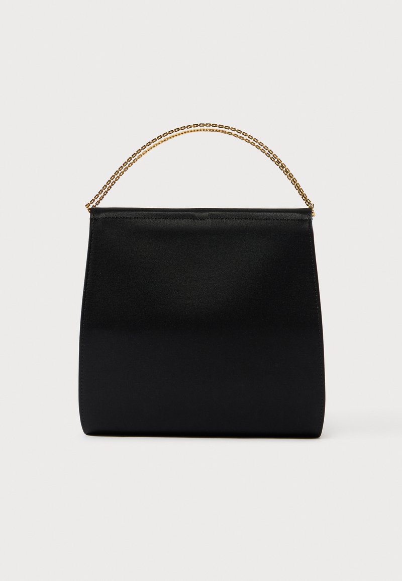 Musta laukku, joka on valmistettu sileästä kankaasta, ja siinä on jämäkkä muoto, kultainen ketjukahva sekä minimalistinen geometrinen muotoilu.