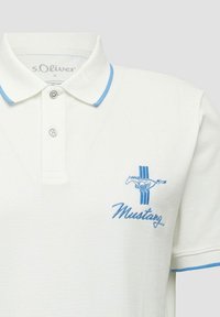 Weißes Poloshirt mit hellblauem Abschluss an Kragen und Ärmeln, mit blauem Mustang-Pferdelogo und Text auf der linken Brust.