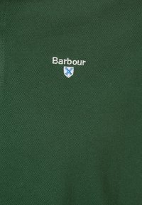 Pull en tricot vert avec logo et blason "Barbour" brodés en bleu clair. Tissu texturé avec un design classique à col rond.