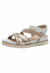 Sandale à lanières avec du cuir métallisé rose doré et blanc, une semelle intermédiaire blanche épaisse, et une semelle extérieure beige texturée pour la traction.
