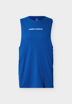 Débardeur sportif bleu sans manches avec le logo "UNDER ARMOUR" en blanc centré sur la poitrine, sur un fond blanc uni.