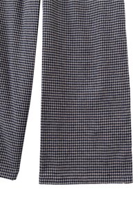 Tkanina w wzór houndstooth w kolorze granatowym i beżowym, o gładkiej strukturze, charakteryzująca się lekko luźnym splotem i prostymi krawędziami, odpowiednia do różnych ubrań.