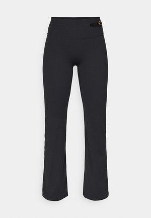 Pantalones de yoga negros con cintura alta, textura suave, diseño de pierna acampanada y un pequeño detalle de estampado de leopardo en la cinturilla.