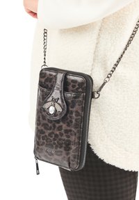 Zwarte leren crossbody tas met luipaardprint. Bevat een metalen bijaccent en pareldetail, ritssluiting en kettingband.