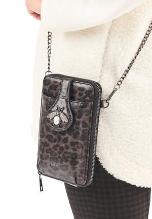 Schwarze Leder-Umhängetasche mit Leopardenmuster. Mit einem metallischen Bienen-Akzent und Perlendetails, Reißverschluss und Kettenriemen.