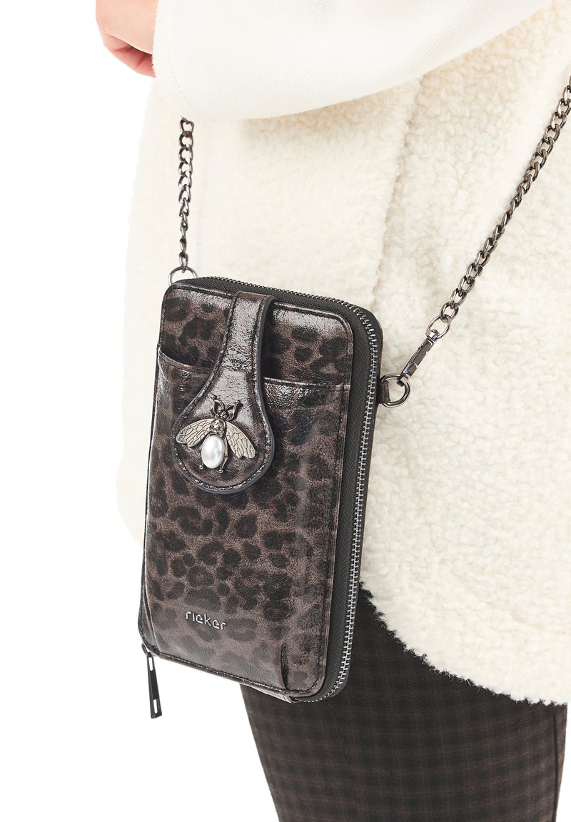 Zwarte leren crossbody tas met luipaardprint. Bevat een metalen bijaccent en pareldetail, ritssluiting en kettingband.