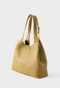 Medově žlutá kožená kabelka s texturovaným povrchem, vybavená dvěma pevnými uchy a zakřiveným tvarem. Vnitřek vystlán v kontrastní barvě.