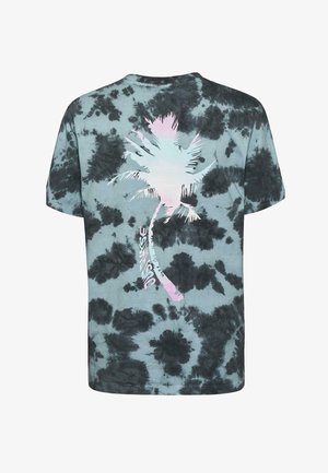 Korte mouwen t-shirt in blauw en zwart tie-dye patroon, met een pastel palmboomgrafiek en "Just Vise" tekst op de achterkant.