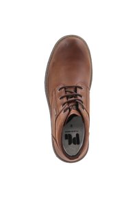 Chaussure en cuir marron avec bout rond, couture décorative et système de laçage. Surface texturée et intérieur rembourré pour le confort.