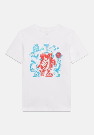 Tricou alb cu un personaj roșu de cutie pentru pantofi Nike înconjurat de echipament sportiv albastru, precum o minge de baschet, o rachetă de tenis și o minge de fotbal.