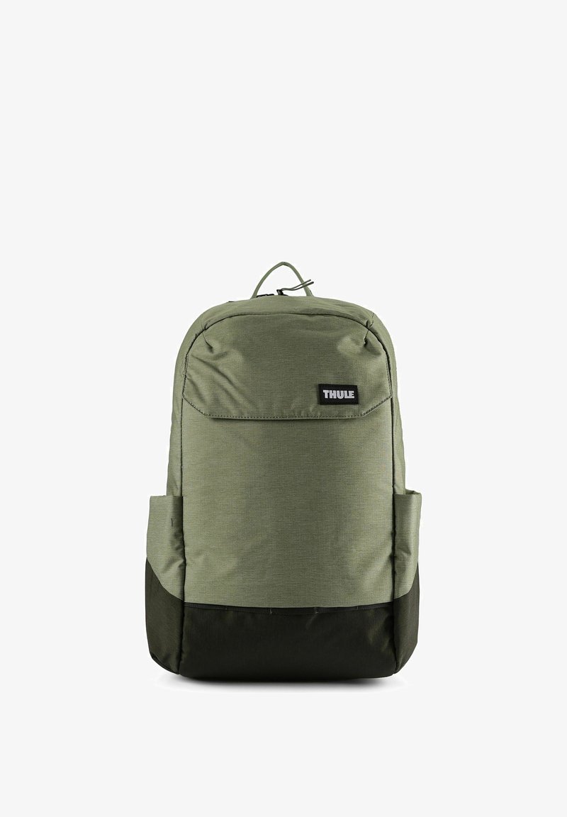 Sac à dos vert olive avec finition texturée, doté d'une poche avant, de bretelles ajustables et d'une base vert foncé. Logo Thule sur le devant.