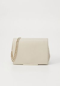 Borsa a mano in pelle beige chiaro con finitura testurizzata, tracolla a catena dorata e forma rettangolare. Presenta un piccolo dettaglio metallico sul davanti.