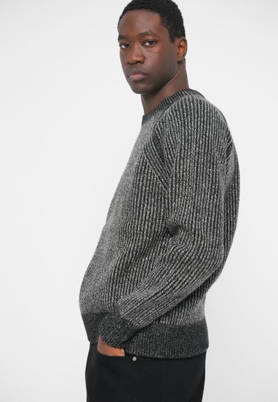 Γκρι πλεκτό πουλόβερ με υφή ραφής, στρογγυλή λαιμόκοψη και εφαρμοστά μανίκια. Σχεδιασμένο με casual εφαρμογή, με πιο σκούρο στραγγισμένο κάτω μέρος.