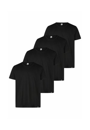 Quattro t-shirt nere semplici a maniche corte con scollo tondo, disposte in pila sfalsata su sfondo bianco.
