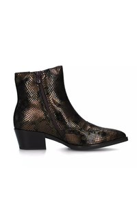 Stivaletto con zip, caratterizzato da un esterno a rete nera e oro, punta affusolata e tacco basso a blocco.