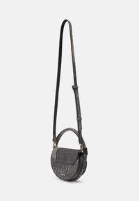 Borsa a tracolla nera e grigia a forma di mezza luna, con tessuto testurizzato, tracolla regolabile e dettagli in metallo argentato.