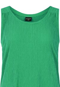 Top verde senza maniche realizzato in un tessuto testurizzato. Presenta un collo rotondo e pieghe sottili alle spalle. Etichetta del marchio visibile all'interno.