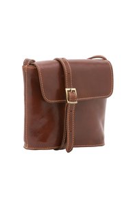 Borsa a tracolla in pelle marrone con chiusura a patta, cuciture a contrasto e un dettaglio con fibbia. Forma rettangolare compatta. Texture liscia.