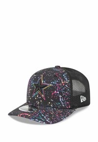 Schwarze Kappe mit einem Spritzmuster in Pink, Blau und Gelb. Ein auffälliges Sternlogo ist auf der Vorderseite gestickt. Mesh-Rückendesign.