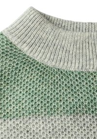 Stickad tröja med en ribbad ljusgrå krage, som har gröna och ljusgrå texturerade ränder i varierande nyanser, som visar på detaljerad sömnad.