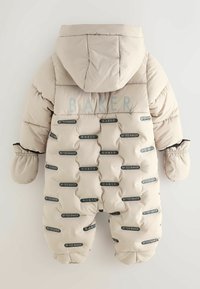 Beige Puffer-Schneejacke mit Kapuze, die ein gestepptes Design und wiederholte Markenlogo-Patches aufweist. Mit elastischen Bündchen und einer abgerundeten Form.