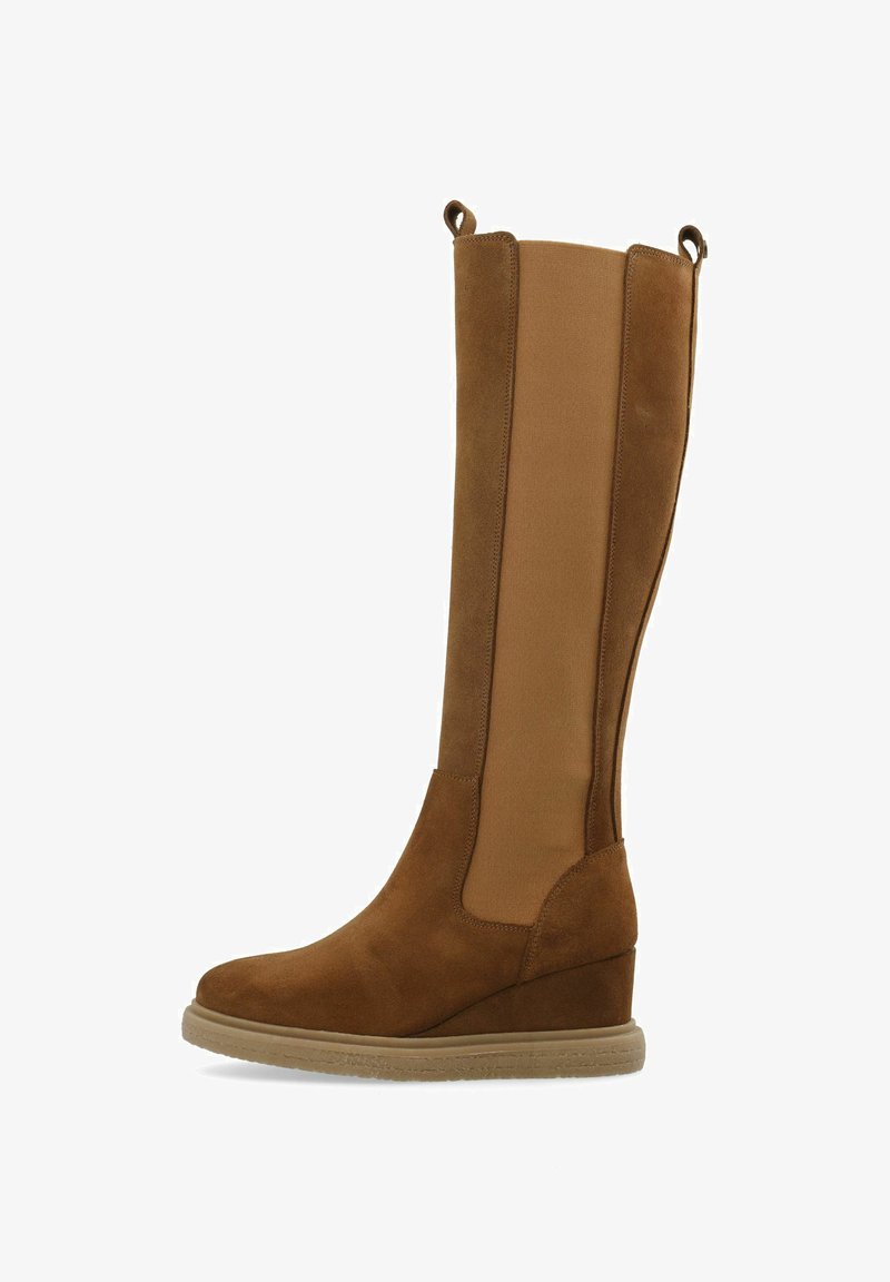Botte haute en suede marron avec des panneaux latéraux beiges, un dessus texturé, un bout rond et un talon compensé bas. Dispose de languettes de tirage en haut.