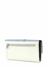 Portefeuille en cuir blanc et bleu clair, présentant un design texturé, une poche extérieure zippée et un matériau lisse avec des accents de panneaux contrastants.