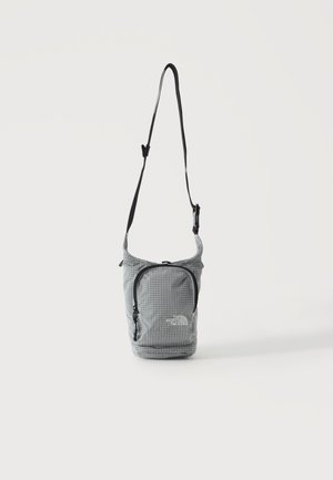 Szara mała torba na ramię z przednią kieszenią na suwak, regulowanym czarnym paskiem i logo The North Face z przodu.