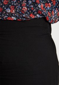 Vero Moda Housut - black