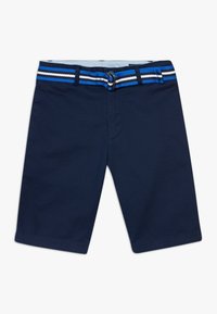 Námořnické modré šortky se rovný střih, s pasem s modro-bílo-světlomodrými pruhovanými akcenty a kovovým zapínáním.
