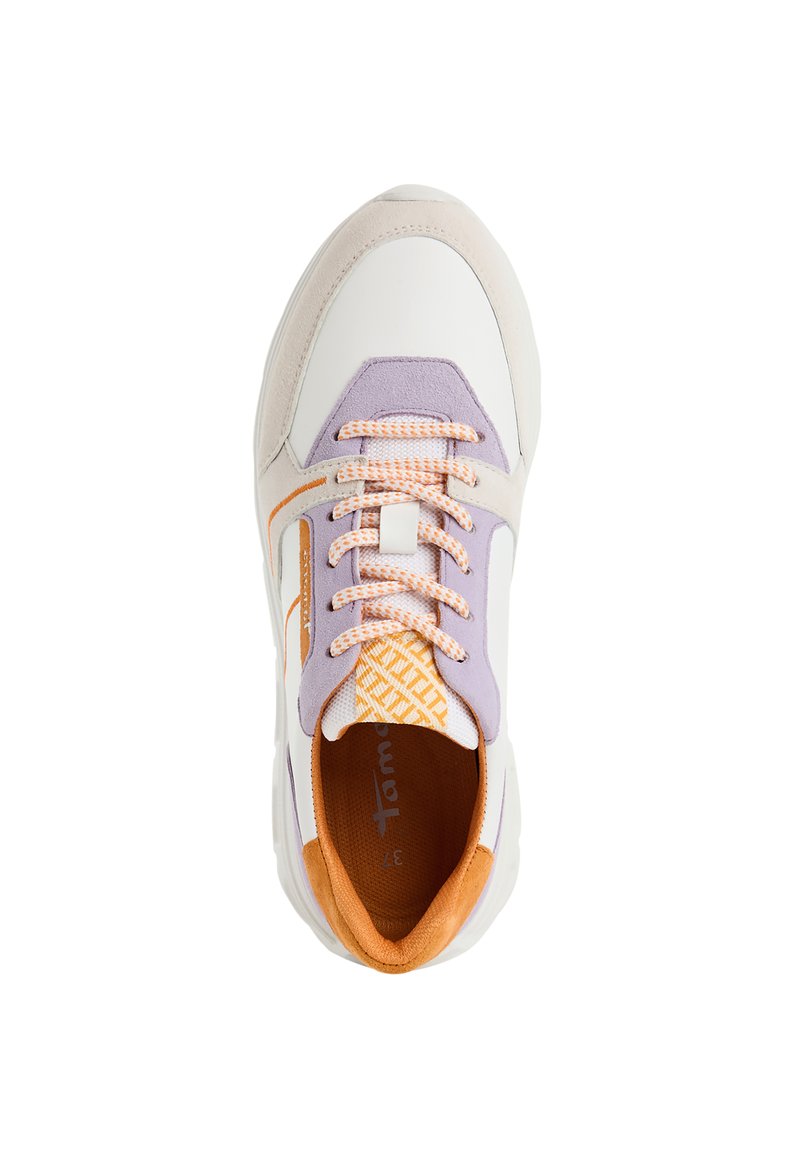 Weiße und lavendelfarbene Sneaker aus strukturiertem Stoff, mit orangen Akzenten und gemusterten Schnürsenkeln. Verfügt über eine gepolsterte Innensohle und einen gepolsterten Kragen.