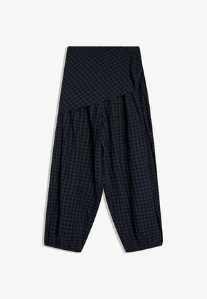 Loszittende donkerblauwe en zwarte geruite broek met een brede omgeslagen tailleband en elastische boorden bij de enkels.