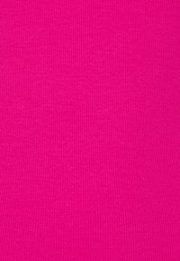 Fuchsia geribbelde stof, gladde textuur, lichtgewicht, met een uniform patroon. Geen zichtbare hardware of accenten.