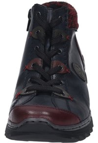 Schwarze Leder-Stiefeletten mit roten Akzenten, strukturiertem Obermaterial, schwarzen Schnürsenkeln, Metallösen und einem seitlichen Reißverschluss für leichtes An- und Ausziehen.