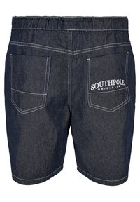 Shorts en jean foncé avec une ceinture élastique, dotés de surpiqûres blanches et de deux poches arrière. Logo "SOUTHPOL ORIGINALS" sur la poche droite.