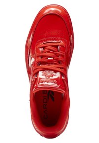 Jaskrawoczerwony sneaker o błyszczące wykończeniu, czerwonych sznurowadłach, perforowanej czubek oraz widocznych oznakowaniach na wkładce.