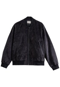 Czarna kurtka bombowiec wykonana z miękkiego, strukturalnego materiału. Posiada zamek błyskawiczny z przodu, prążkowane mankiety oraz kieszenie boczne. Prosty, czysty design.
