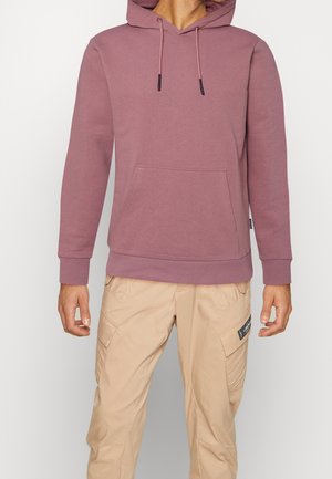 Un hoodie bordeaux en tissu polaire avec une poche kangourou, des cordons de serrage, des poignets et un ourlet côtelés ; associé à un pantalon cargo beige avec des poches.
