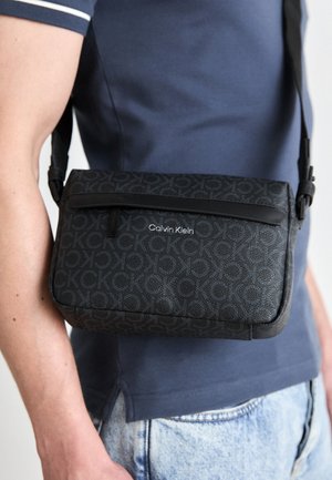 Calvin Klein MUST CAMERA BAG MONO UNISEX - Borsa a tracolla - black