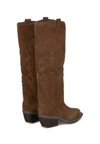 Braune kniehohe Stiefel aus Wildleder mit einem strukturierten Blattmuster und gestickten Details, ausgestattet mit einem niedrigen Blockabsatz und spitzer Zehenform.