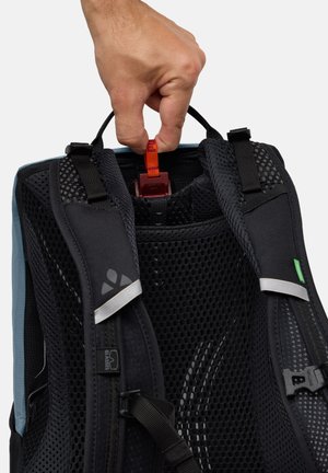 Zaino nero e teal con rete sul retro, un pull tab arancione, dettagli in argento, spallacci regolabili e una patch del logo sul lato.