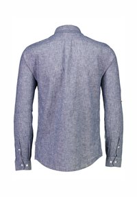 Camisa azul de manga larga hecha de tela texturizada, con cuello y puños abotonados, un dobladillo curvado y un patrón sutil.
